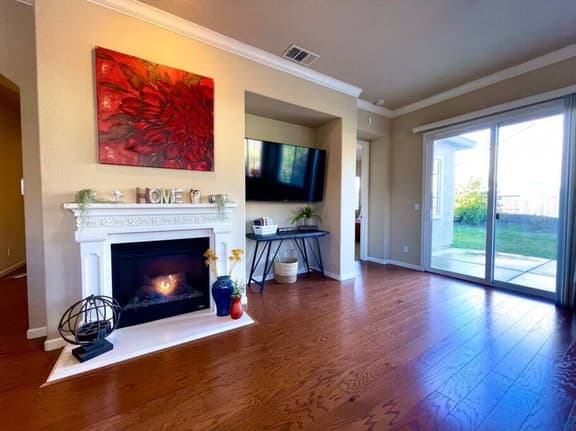 One Story, Pet & Family Friendly, Fireplace